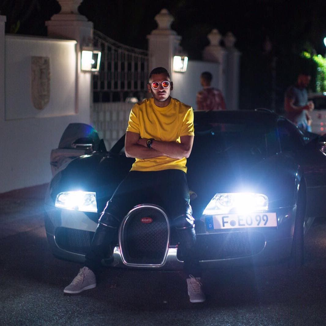 La primera vez que se vio a Benzema a bordo de esta unidad fue en el 2014, cuando se dirigía a los entrenamiento del equipo blanco. Desde entonces, este hipercarro se ha convertido en unos de los más constantes en su cuenta de Instagram.