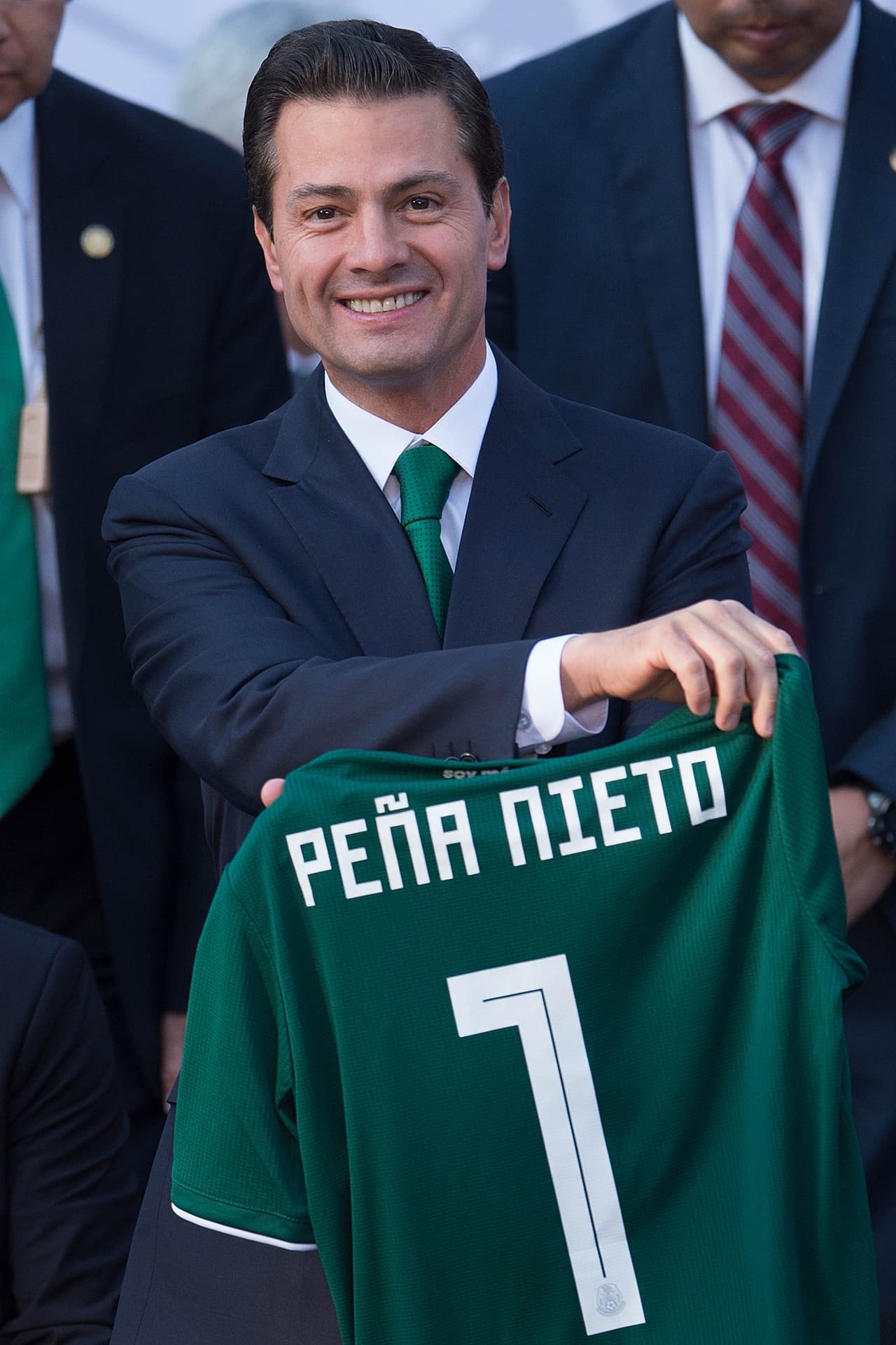 Cuerpo técnico, comandado por Juan Carlos Osorio, y jugadores de la selección mexicana de fútbol asistieron este jueves al abanderamiento a cargo del presidente Enrique Peña Nieto y la primera dama Angélica Rivera en la Residencia Oficial de Los Pinos. La bandera tricolor la recibió Héctor Moreno y las palabras del equipo las entregó Rafa Márquez.