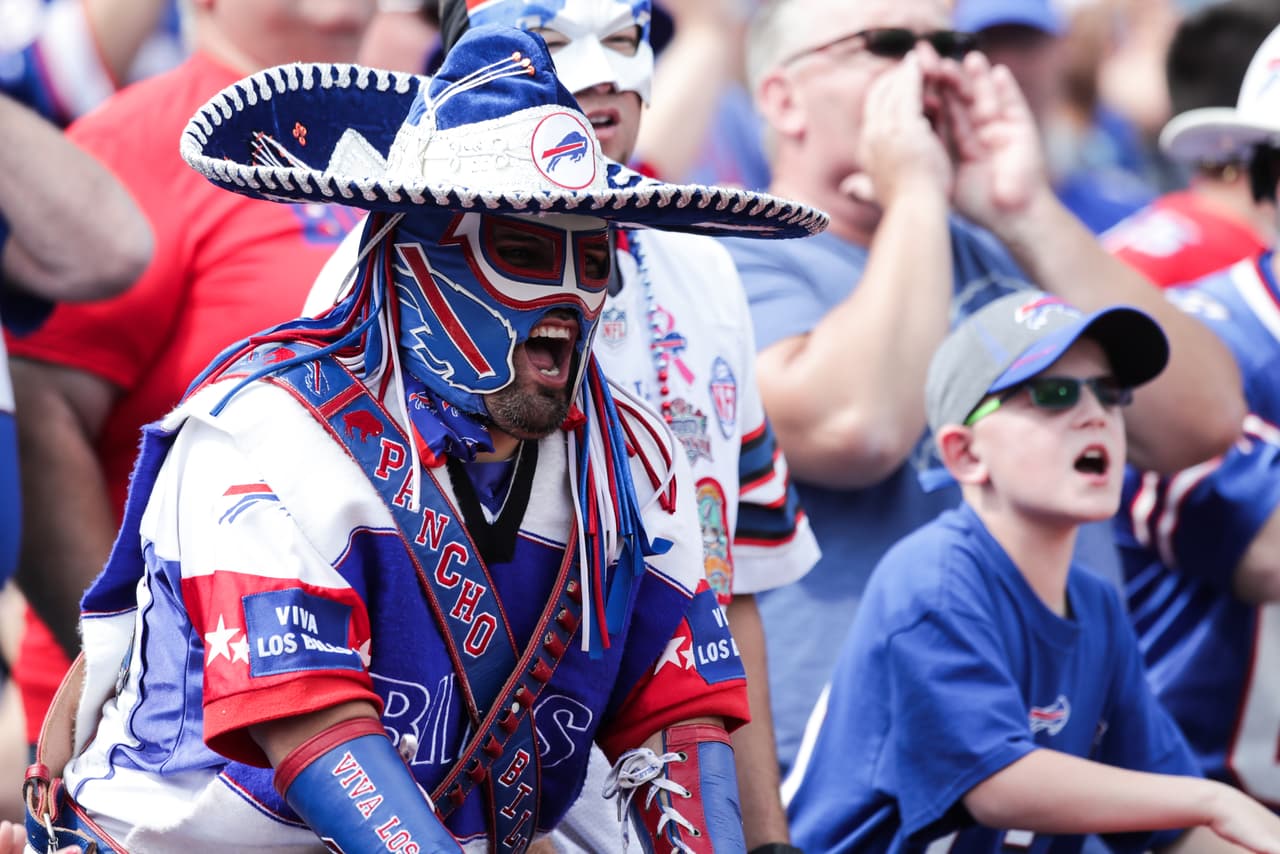 Ezra Castro, fanático de Buffalo Bills que destacó por su personaje de 'Pancho Billa' para mostrar el orgullo de su herencia mexicana, falleció a sus 39 años en UT Southwestern Medical Center en Dallas tras batallar contra el cáncer.