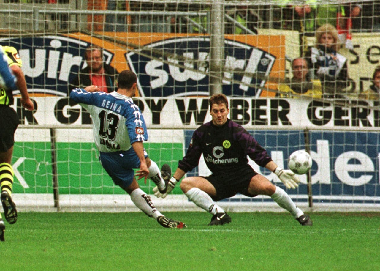 Los sueños inmobiliarios del delantero quedaron frustrados por no leer con atención el documento. Apenas
<a href="https://www.thesun.co.uk/sport/football/1197149/no-space-travel-weight-clauses-and-cooking-lessons-the-craziest-contract-demands-revealed/" target="_blank">terminó su vínculo recibió de parte del club casas pequeñas de juguete.</a>