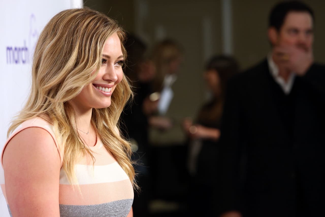 Hilary Duff les desea "Felices fiestas" con su panza