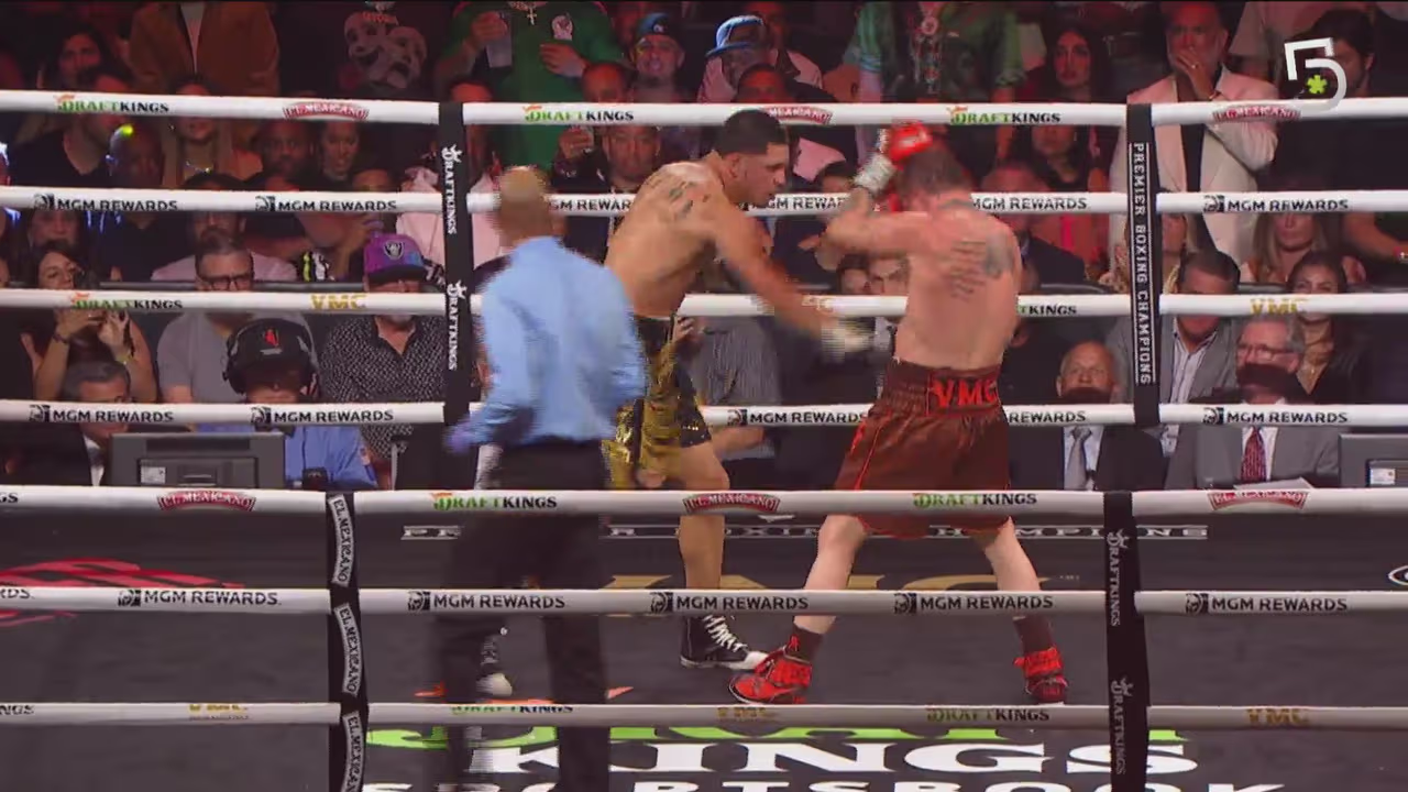 Round 8 | ¿Fue intencional? Berlanga parece soltar cabezazo al Canelo ...