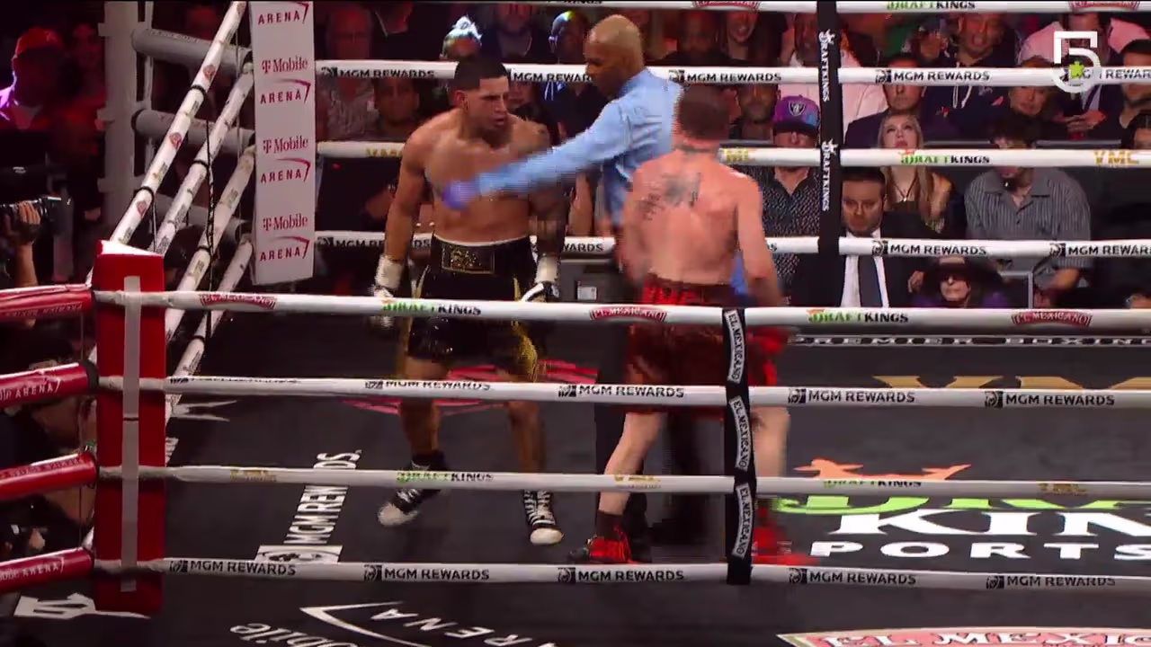 Round 9 | Berlanga le grita de cosas a Canelo al final del episodio ...