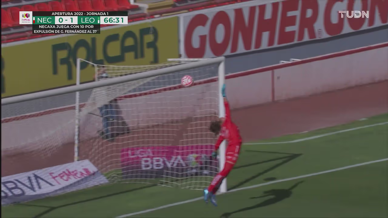 ¡El metal le dice que no al León! Rausch, a punto de hacer un golazo ...