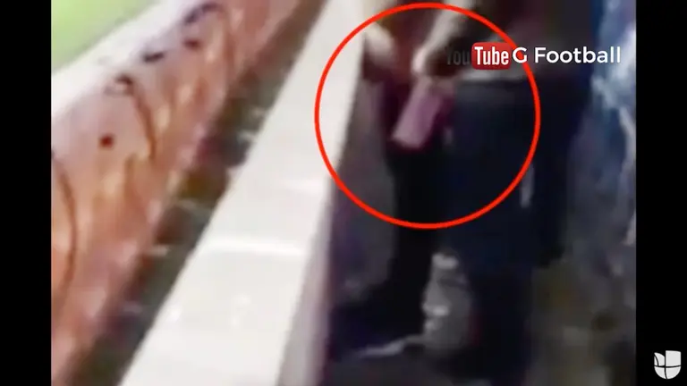 Aficionado inglés, arrestado por orinar en botella de un portero | TUDN Fútbol