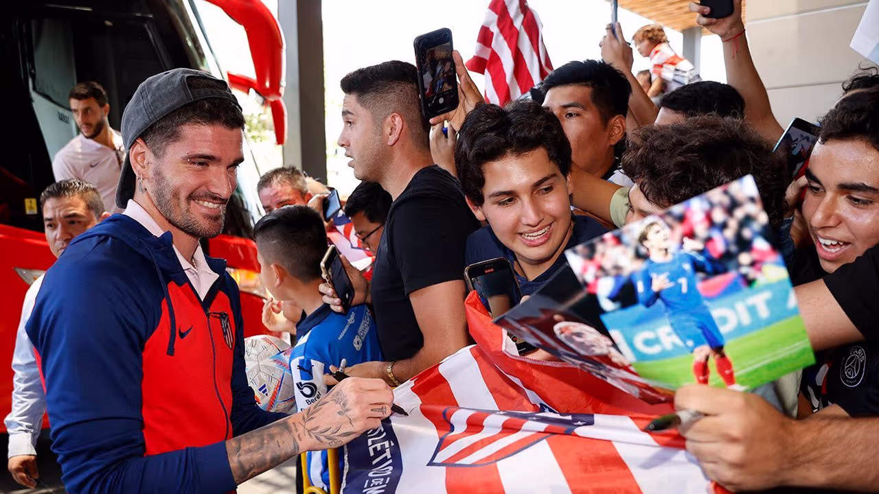 Atlético de Madrid es recibido por decenas de fans en su llegada a ...