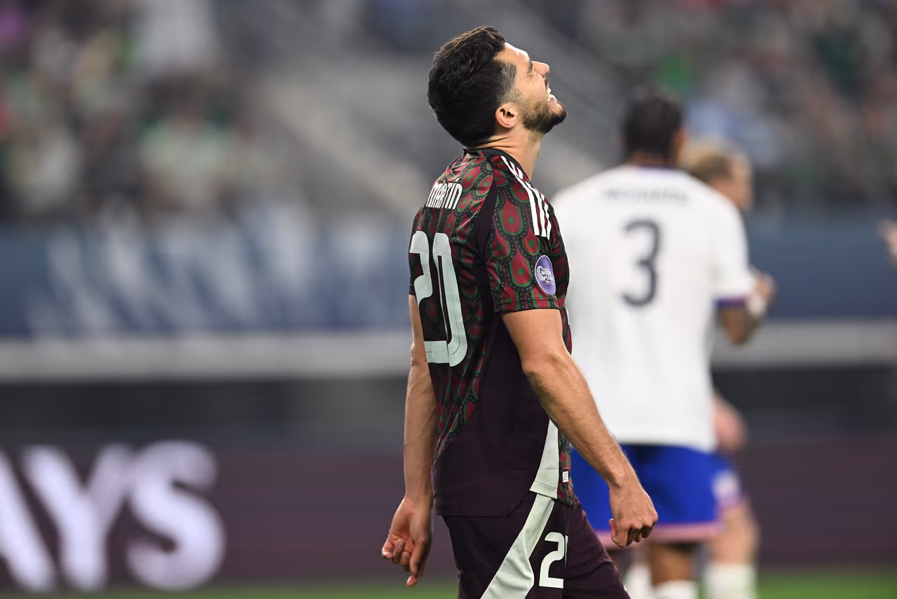 美国2-0胜墨西哥夺中北美国家联赛三连冠，墨西哥球迷歧视性口号两度中断决赛