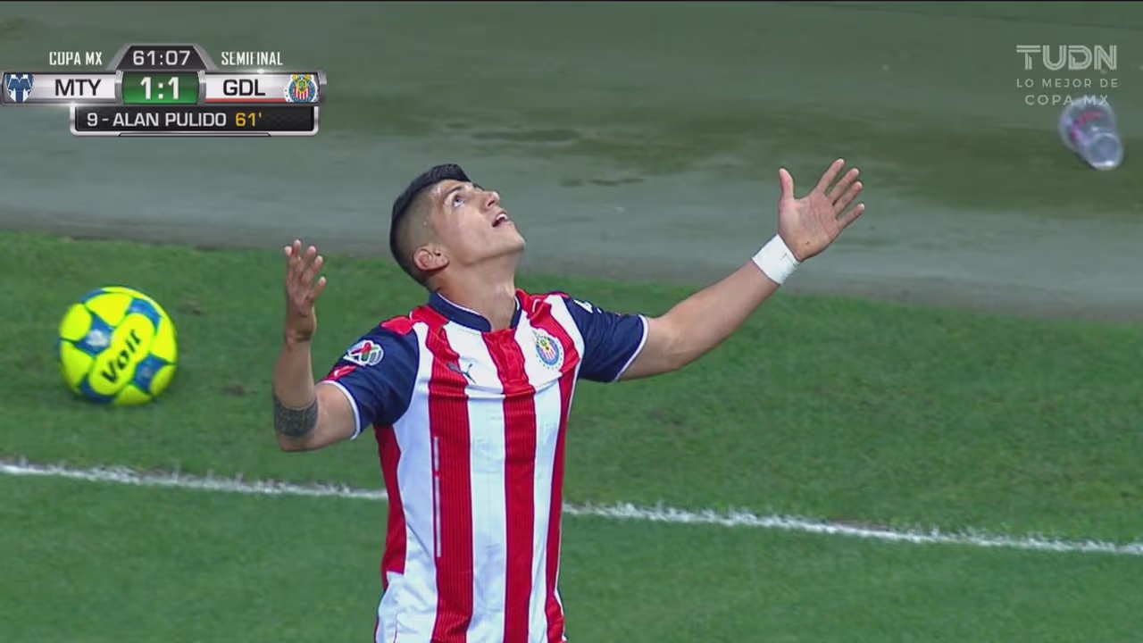 Monterrey vs Chivas - Alan Pulido aparece sin marca y anota en el área ...