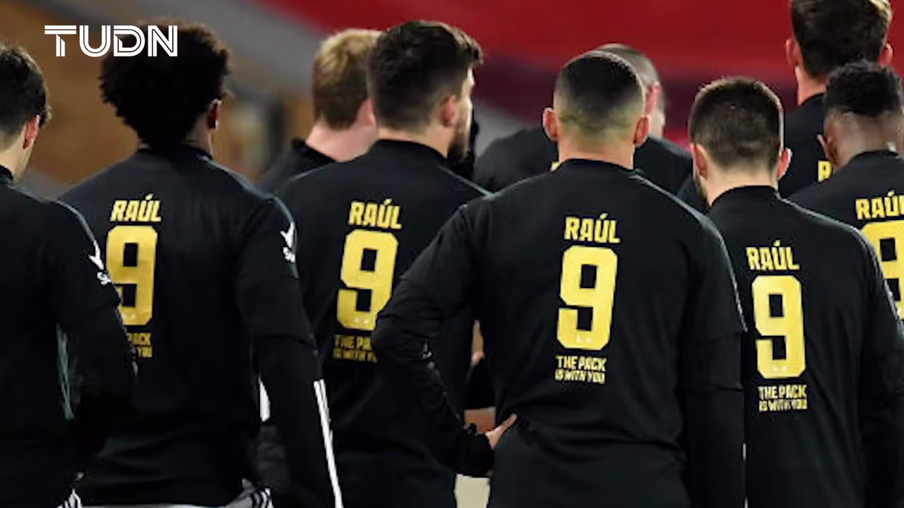 Homenajea Wolverhampton a Jiménez con playera especial | TUDN Fútbol | TUDN