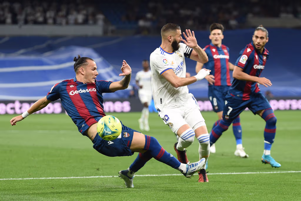 Real Madrid es homenajeado con un pasillo de campeón por el Levante ...
