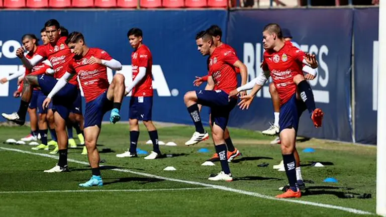 Mexican Footballers Stay in Mexico for Custom Work: Gago’s Absentees and Chicharito’s Injury Update