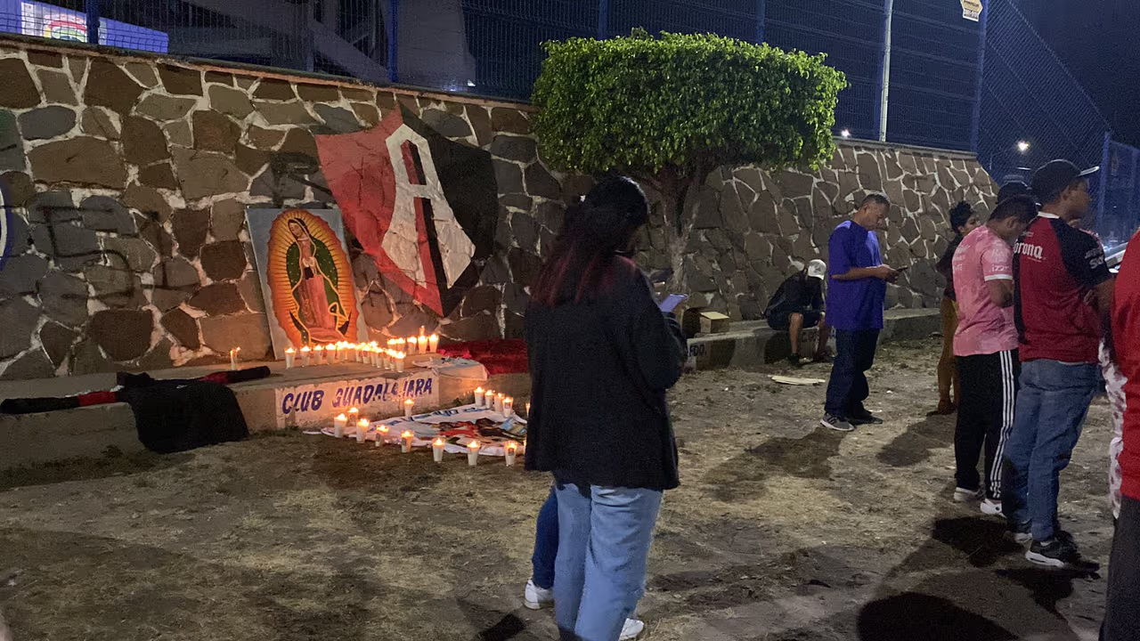 Aficionados del Atlas llevan veladoras al Jalisco tras trifulca en ...