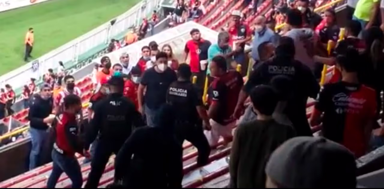 Bronca en el estadio Jalisco entre aficionados de Atlas | TUDN Liga MX ...