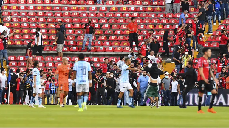 Bronca En Las Gradas Ocasiona Invasión De Cancha Y Suspensión Del