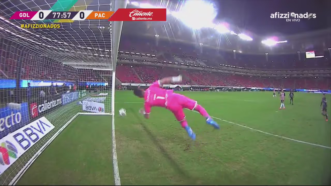 ¡El travesaño le niega el gol! Guzmán casi consigue un golazo | TUDN ...
