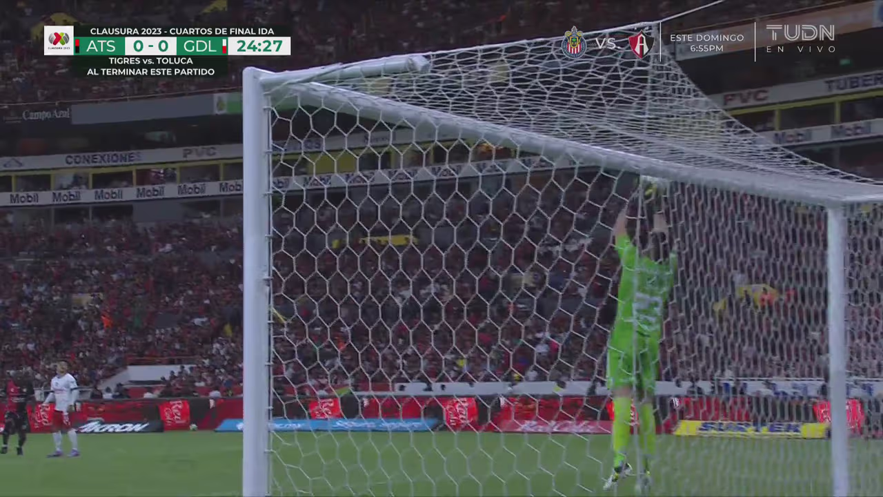 ¡Le quema los guantes! Lozano saca un rayo en el tiro libre y Wacho ...