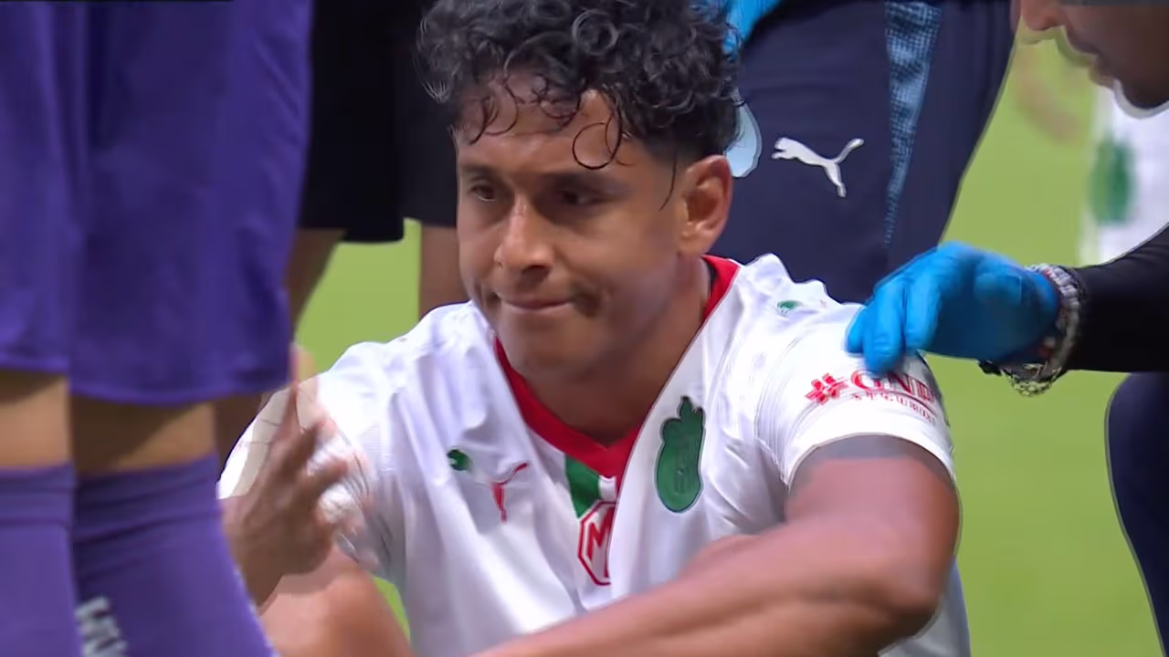 Luis Romo abandona el encuentro de Chivas ante Toluca por una posible ...