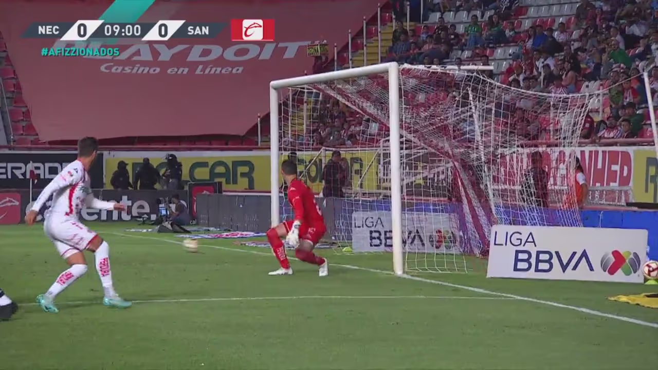 ¡Se salva Necaxa! Preciado saca un rayo que se estrella en el poste ...