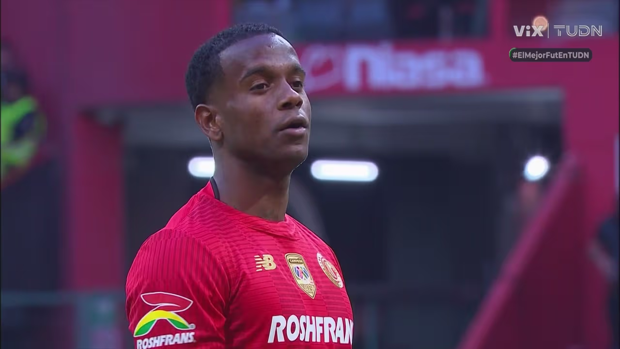 ¡Toluca se pone al frente! Helinho desde los 11 pasos para el 1-0 ...