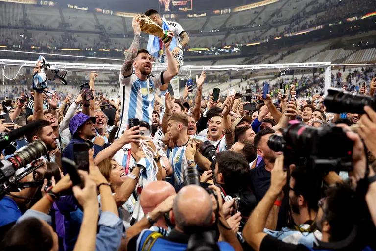 Foto de Lionel Messi con el trofeo de la Copa del Mundo ha roto un ...