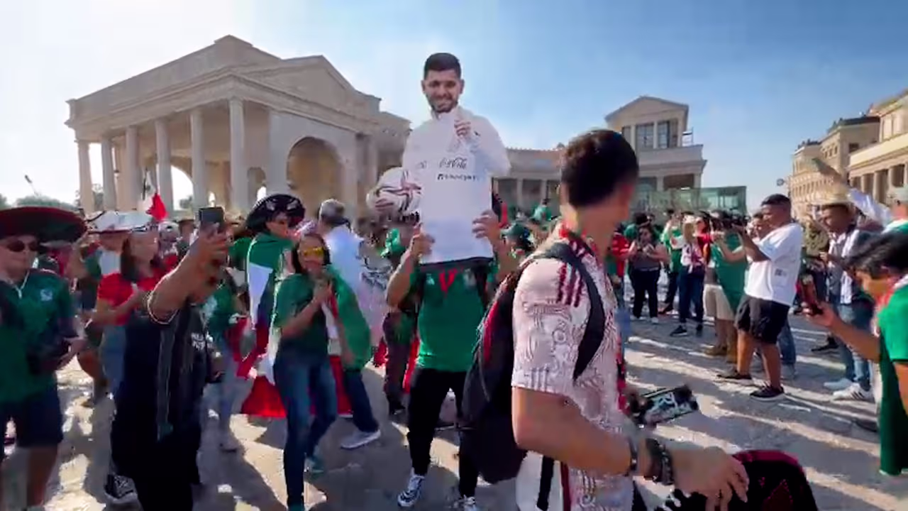 Tecatito 'llegá' a Catar y baila Payaso de Rodeo | TUDN Copa Mundial ...