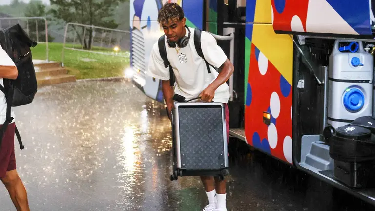 Niño aplicado, Lamine Yamal se lleva la tarea de la escuela a la Euro 2024