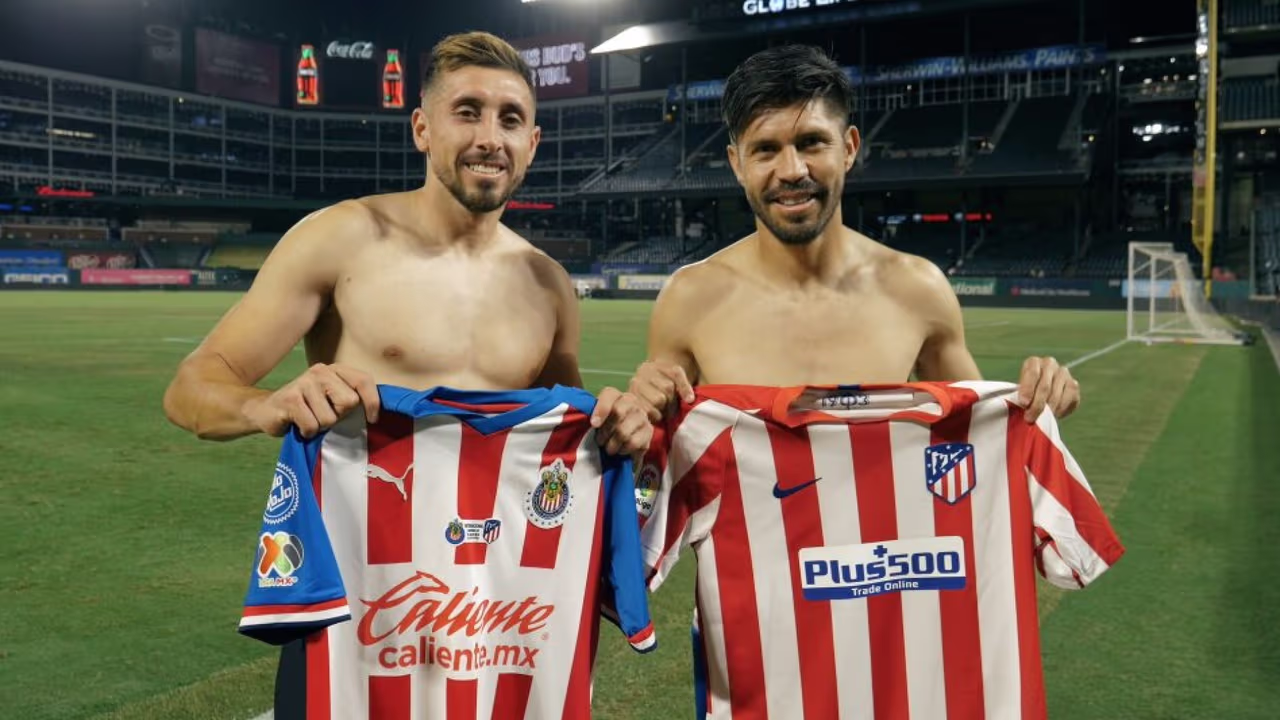 Oribe Peralta y Héctor Herrera intercambian playeras | TUDN Fútbol | TUDN