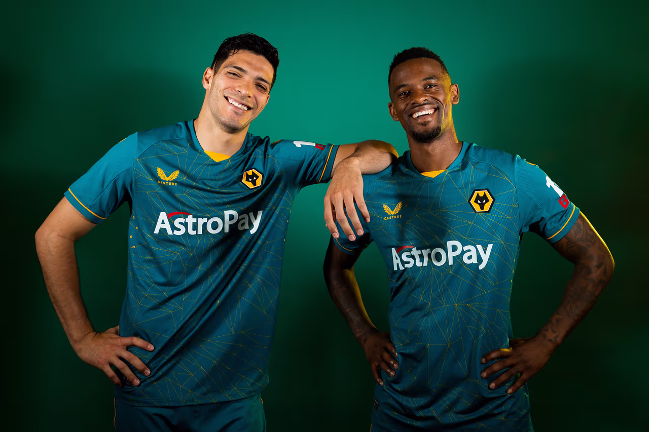 Raúl Jiménez modela nueva playera de Wolves para la Premier League ...