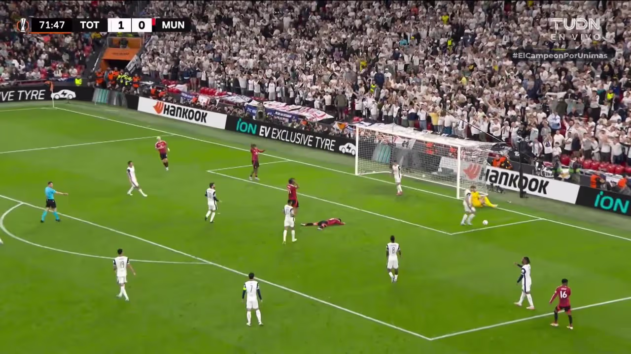 ¡Bruno remata solo en el área pero no logra darle dirección al balón ...