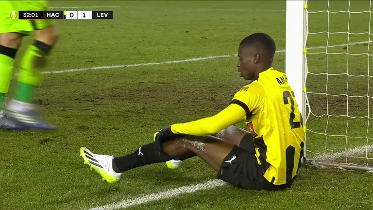 ¡TIRO ATAJADO! disparo por Romeo Amané. | TUDN UEFA Europa League | TUDN