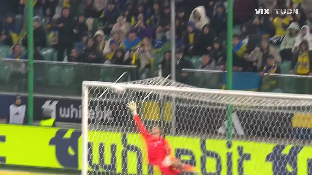 ¡El travesaño salva a Islandia! Tiro impresionante de Viktor Tsygankov ...