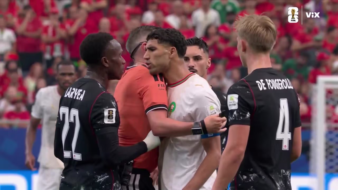 ¡Se calentaron los ánimos! Hakimi y Laryea arman empujones y reclamos