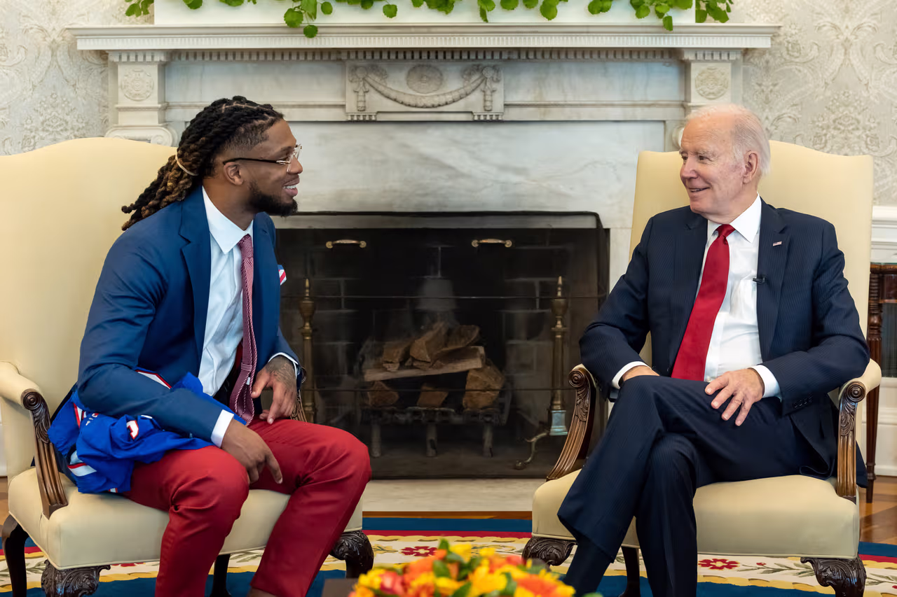 Joe Biden recibe a Damar Hamlin en la Casa Blanca: 