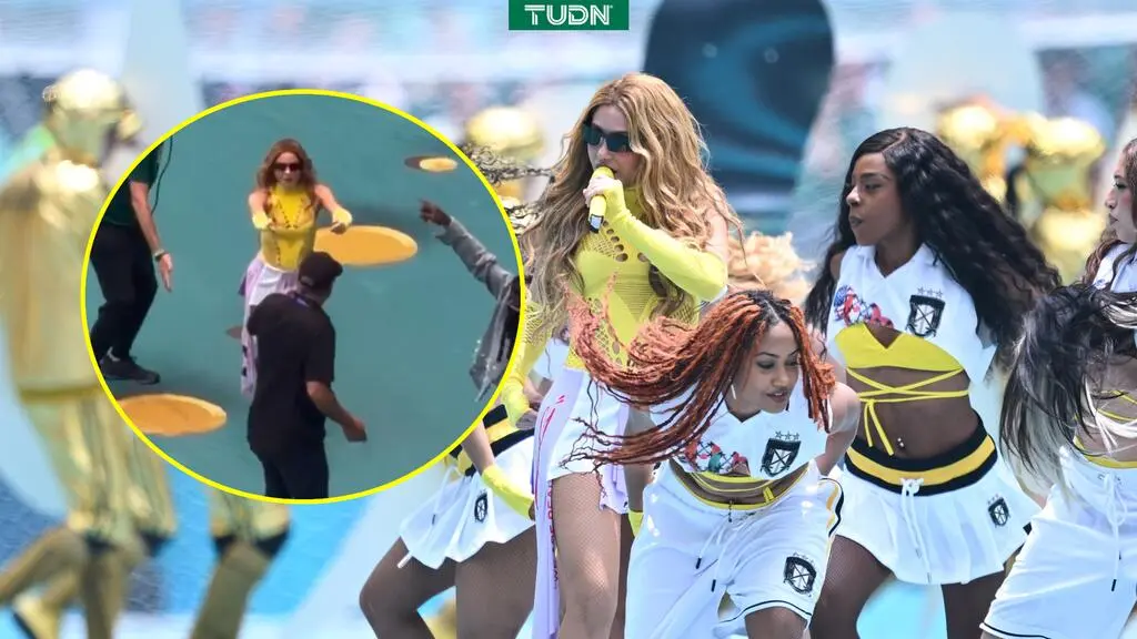 Shakira pone a bailar a miembro del staff durante la inauguración del  Mundial 2026