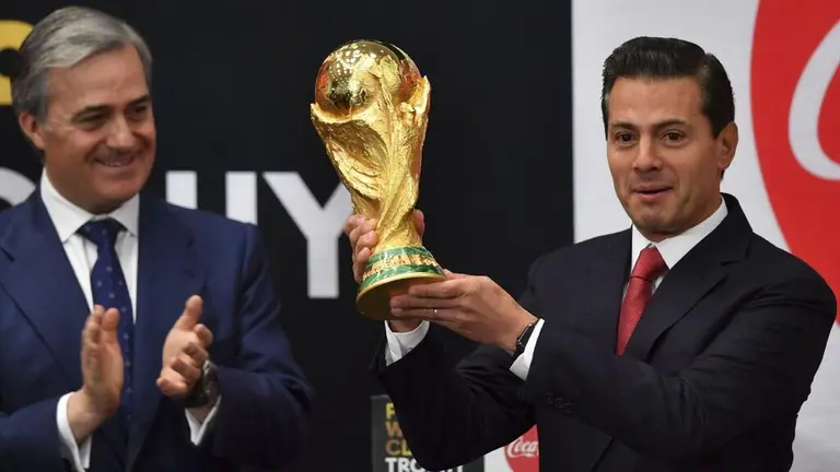La Copa FIFA es recibida por el presidente de México, Enrique Peña Nieto |  TUDN Mundial de Rusia 2018 | TUDN